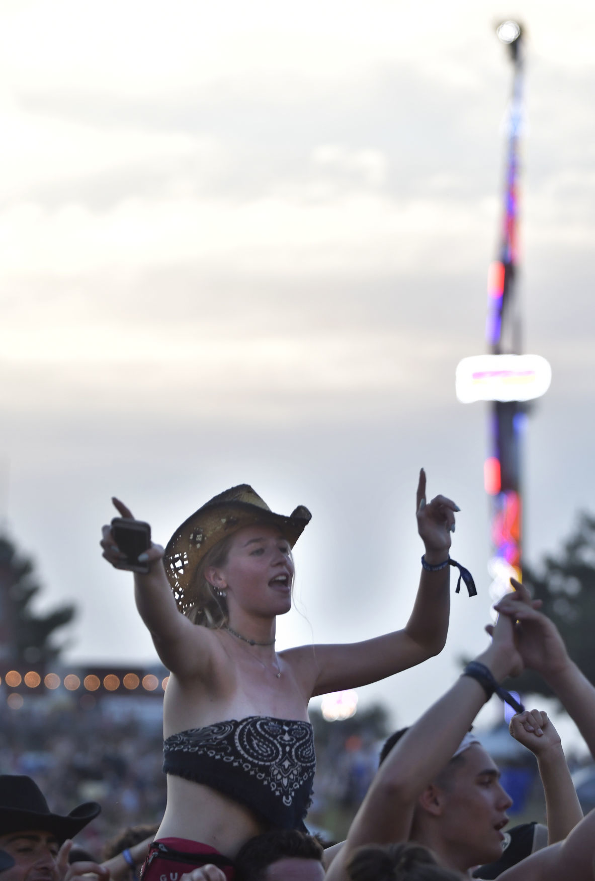 COUNTRY THUNDER